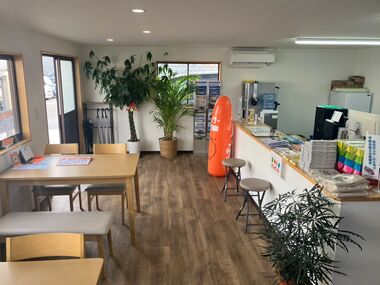 カーマッチ福岡小郡店の落ち着いた店内ショールーム