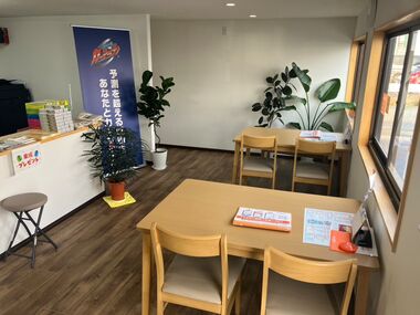 福岡の自社ローン中古車販売店カーマッチの清潔な店内商談スペース