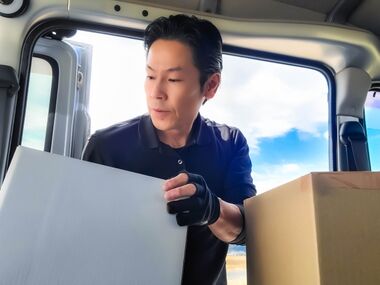 キッチンカーや福祉車両など事業用車の納車実績が豊富なカーマッチ大阪河内長野店。お仕事用の車の乗り換え・買い替えを検討中なら、助成金・補助金を活用してお得に購入できるチャンスも！まずはお気軽にご相談ください。
