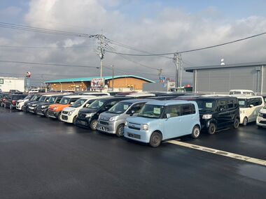 梅雨空の下、カーマッチの展示場に並ぶ燃費の良い中古軽自動車の在庫