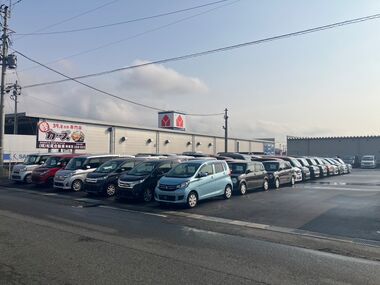 晴れた青空のもと展示場に並ぶカーマッチの中古車・軽自動車