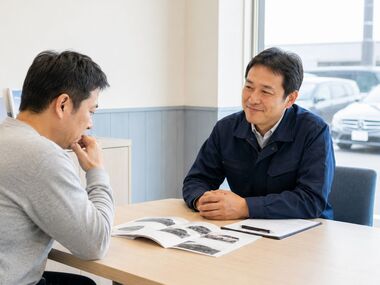 相談する男性