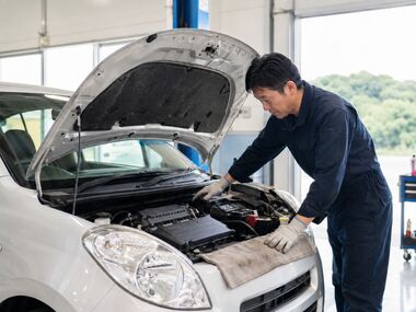 10年落ちの車は本当に危ないのでしょうか。ゴム部品や電装系、下回りのサビなど、古い車に起こりやすいトラブルを正直に解説します。整備記録簿や走行距離、点検内容など、安心して中古車を選ぶための確認ポイントも紹介します。