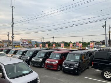 カーマッチ小郡店の展示場に並ぶ中古軽自動車の在庫