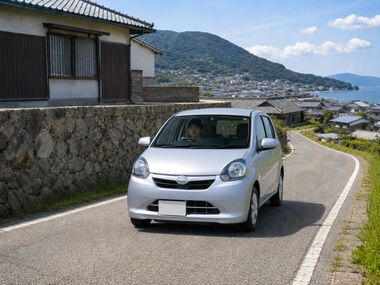 淡路島の細い農道や坂道、カーブ、海沿いの道で運転に不安を感じる方へ。淡路市・洲本市・南あわじ市の道路環境を踏まえ、車幅、小回り、視界、坂道での走りやすさなど、コンパクトカー選びのポイントを解説します。