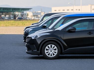 中古車販売店に並ぶコンパクトカー。乗り換えによる維持費・燃費の比較イメージ。