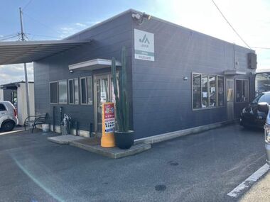 青空の下のカーマッチ福岡小郡店の店舗外観写真