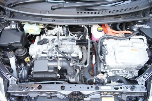 約6万キロの低走行車の為綺麗なエンジンルームです！