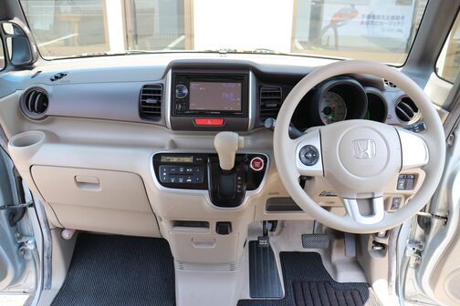 毎回座るフロントシート。運転席は必ず使用する部分ですので、座り心地が重要です！
