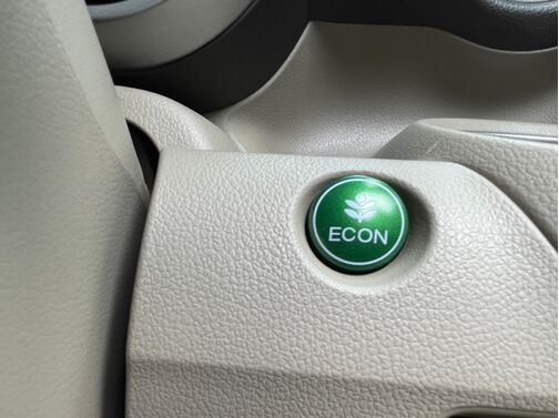【友達追加の方法②】車両画像の2枚目のQRコードをLINEで読み込んで友達追加できます。
