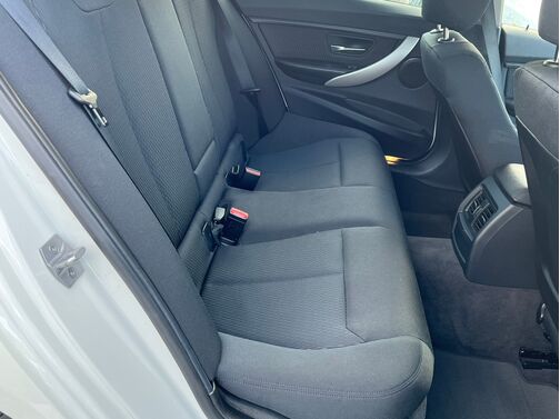 【友達追加の方法②】車両画像の2枚目のQRコードをLINEで読み込んで友達追加できます。