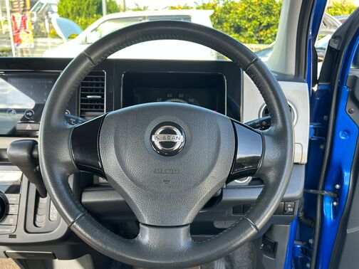 ステアリングは運転しやすい形状、大きさです。実際に触ってお確かめください！