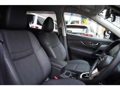 運転席は広々としており快適です！