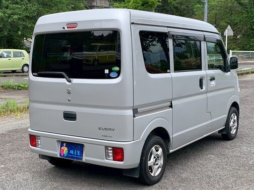 【友達追加の方法②】車両画像の2枚目のQRコードをLINEで読み込んで友達追加できます。