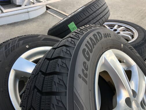 タイヤ交換お任せください(^^♪
スタッドレス、オールシーズン取り扱い
