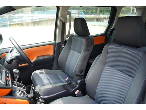 運転席は広々としており快適です！