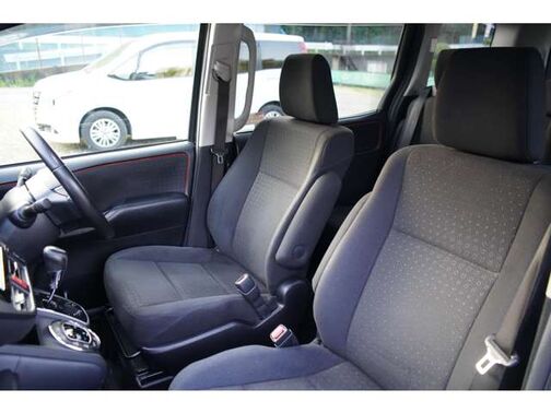 運転席は広々としており快適に運転できます。