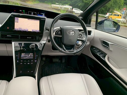 【友達追加の方法②】車両画像の2枚目のQRコードをLINEで読み込んで友達追加できます。