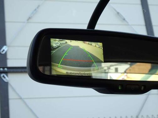 【バックカメラ】カラーで後方の映像を映してくれます☆障害物や車庫入れの際の確認もとれて安心ですね