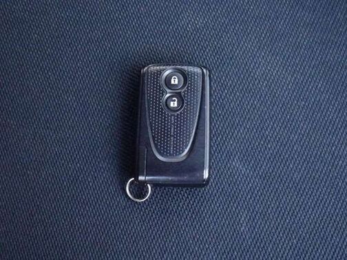 【スマートキー】鍵を挿さずにポケットに入れたまま鍵の開閉、エンジンの始動まで行えます。今となっては当然の装備ですね！