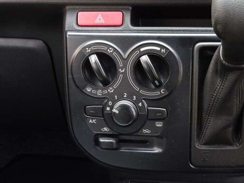 【マニュアルエアコン】直感的に操作ができるマニュアルエアコン装備車です♪快適な車内空間でドライブをお楽しみください。