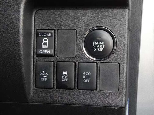 【片側電動スライドドア】ボタンを押すだけでスライドドアの開閉が可能。もちろんキーからの操作も可能。お子様を抱いている時・両手いっぱいの荷物を持ってる時など非常に役立ちます。