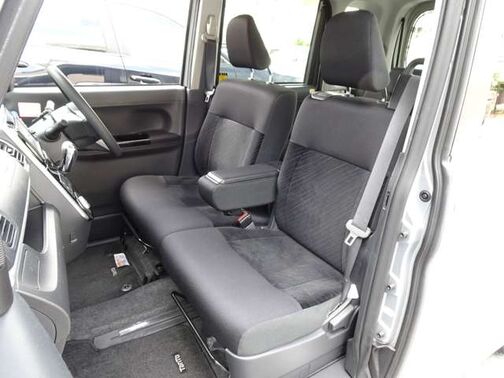 【運転席＆助手席】汚れが目立ちにくく、優雅にドライブをお楽しみいただけます♪座り心地もバッチリです☆是非一度ご体感下さいませ！！