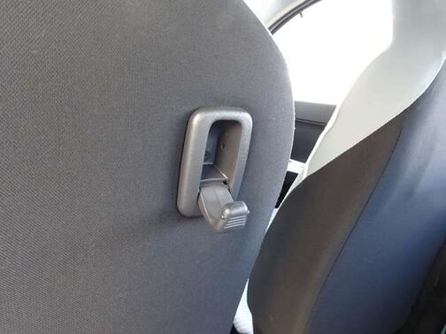 フックの用途は様々。袋を下げてごみ入れにすれば車内をきれいに保てます♪