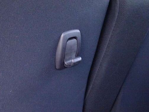 フックの用途は様々。袋を下げてごみ入れにすれば車内をきれいに保てます