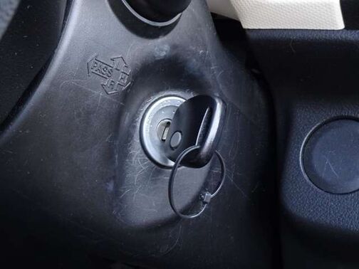 【キーレス】少し離れた場所からでもボタン一つでドアの開錠・施錠ができるのでとっても便利。ドアの鍵穴周りに傷をつけることもありません