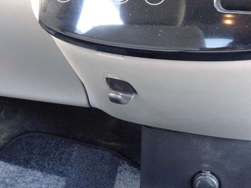 フックの用途は様々。袋を下げてごみ入れにすれば車内をきれいに保てます♪(