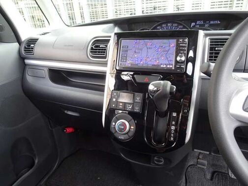 【インパネ周り】視界がよく運転しやすい設計となっております。インパネ周りもすっきりと洗練されたデザインで高級感が溢れています☆日々のドライブを飽きさせません♪