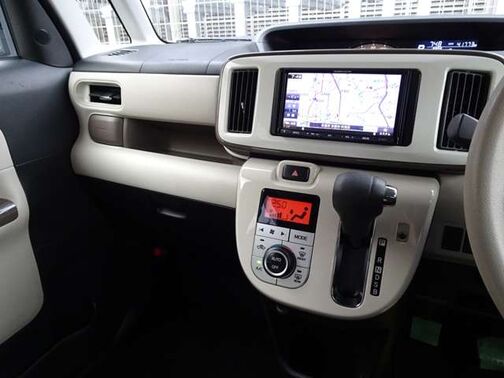 【インパネ周り】視界がよく運転しやすい設計となっております。インパネ周りもすっきりと洗練されたデザインで高級感が溢れています☆日々のドライブを飽きさせません♪
