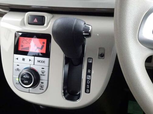 【シフトレバー】シフトもとても操作しやすいデザインになっております！運転する人の事を第一に考えた操作性の高い仕様です☆