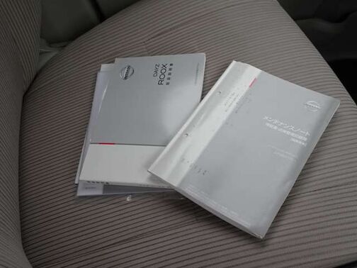 【書類一式揃い】基本的な操作はもちろん、困った時に役に立つ取扱説明書、整備履歴が確認できるメンテナンスノ－ト。書類が揃っていると安心できますよね
