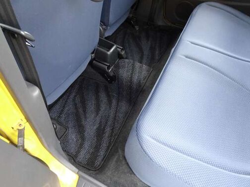 【フロアマット】フロアマットもキレイな状態となっております♪ご納車前にも徹底的に洗浄・掃除した後ご納車させて頂きます♪