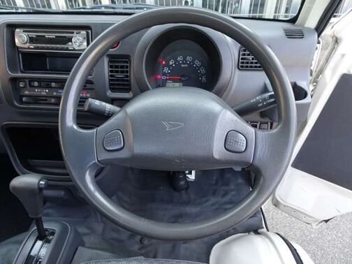 【純正ステアリング】手にしっかり馴染みとても運転しやすいハンドルです♪高級感もにじみ出ております