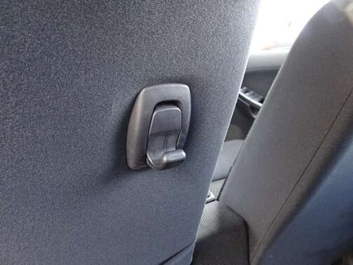 フックの用途は様々。袋を下げてごみ入れにすれば車内をきれいに保てます