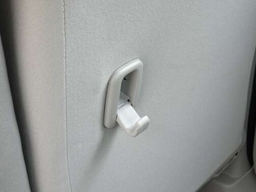 フックの用途は様々。袋を下げてごみ入れにすれば車内をきれいに保てます