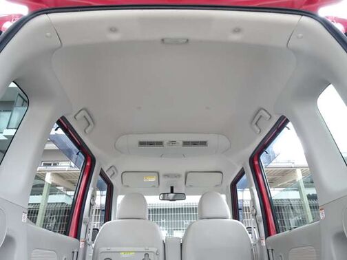 【天井】シミや垂れ、タバコ焦げなどございません。キレイな状態が保たれており、ご納車前にさらに丁寧にクリーニングさせて頂きます