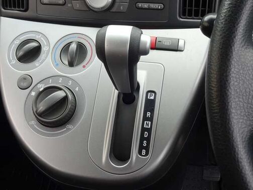 【シフトレバー】シフトもとても操作しやすいデザインになっております！運転する人の事を第一に考えた操作性の高い仕様です