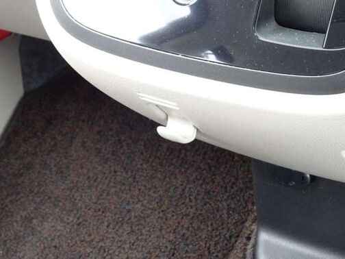 フックの用途は様々。袋を下げてごみ入れにすれば車内をきれいに保てます
