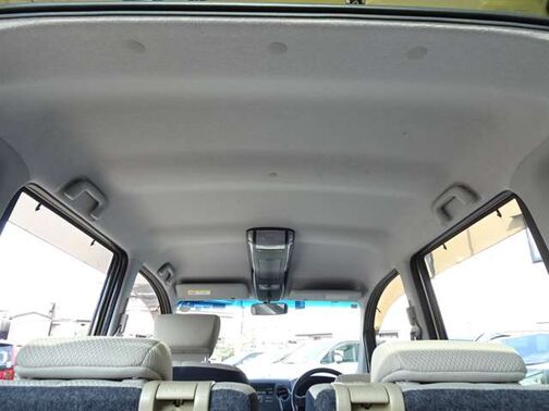 【天井】シミや垂れ、タバコ焦げなどございません。キレイな状態が保たれており、ご納車前にさらに丁寧にクリーニングさせて頂きます