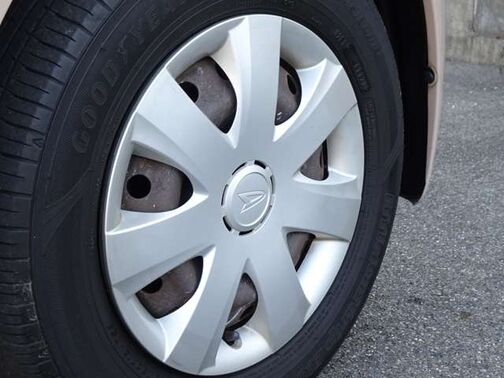 【ホイールキャップ13インチ】車に良く似合う純正ホイールキャップが装備されています。各種社外アルミホイールや、スタッドレスタイヤも取扱いしております。是非ご相談ください