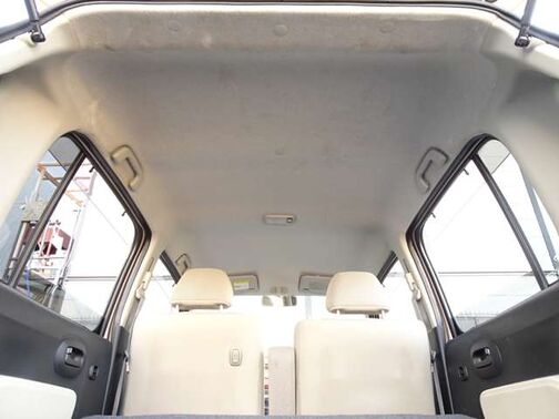 【天井】シミや垂れ、タバコ焦げなどございません。キレイな状態が保たれており、ご納車前にさらに丁寧にクリーニングさせて頂きます