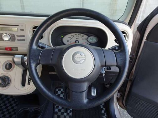 【純正ステアリング】手にしっかり馴染みとても運転しやすいハンドルです♪高級感もにじみ出ております
