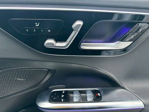 電動シートで微調整が可能なので、運転を更に快適にいたします。