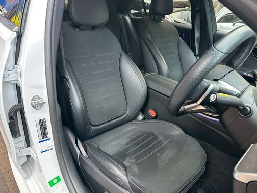 運転席は体にフィットして長時間の運転も苦にはなりません。