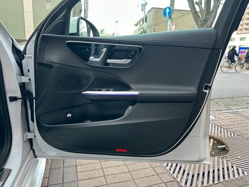 電動シートで微調整が可能なので、運転を更に快適にいたします。