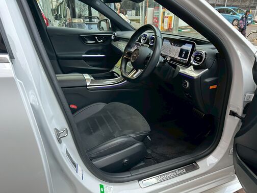 高級感と洗練された運転席になります。
